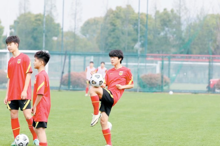 今晚中国队首发。袁博涵首发出场