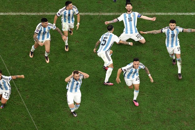 FIFA定格费兰·托雷斯制胜瞬间